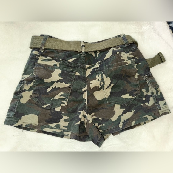 Camo shorts with belt - Picture 2 of 5